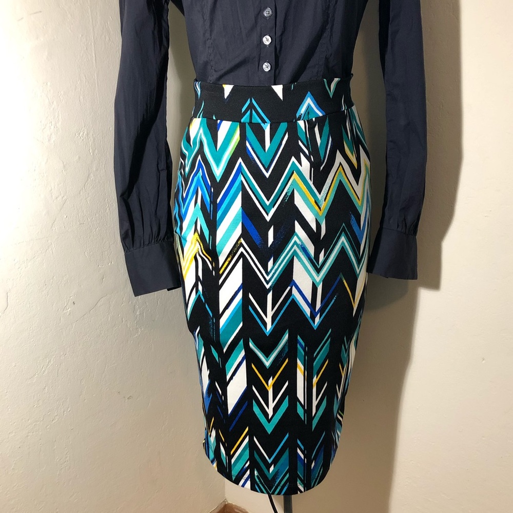 Geometric slim skirt (has stretch)